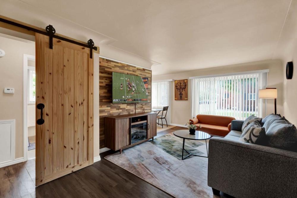 Stylish Comfy Shleby Retreat Patio Parking